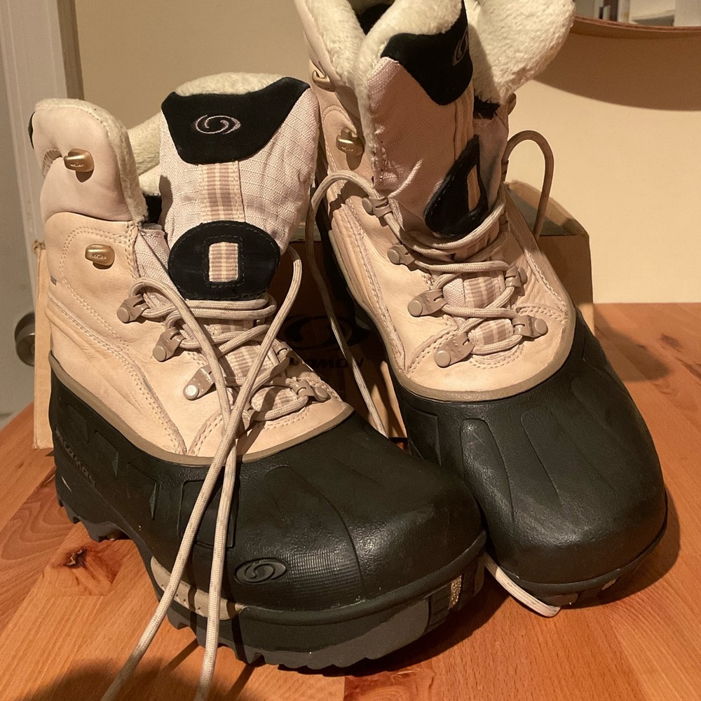 Salomon Womens waterproof winter boots Size 8